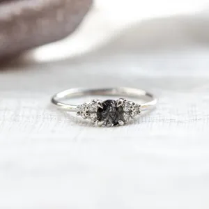 Gold ring with rutilated quartz and diamonds HESTIÁ Thumbnail