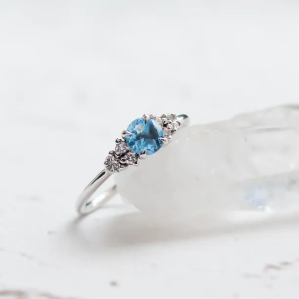 Zlatý prsten se švýcarským topazem a diamanty LUCIDE Image