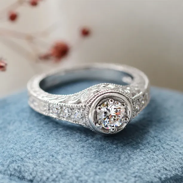 Zlatý zásnubní vintage prsten s diamanty 0.68ct OSLO Image