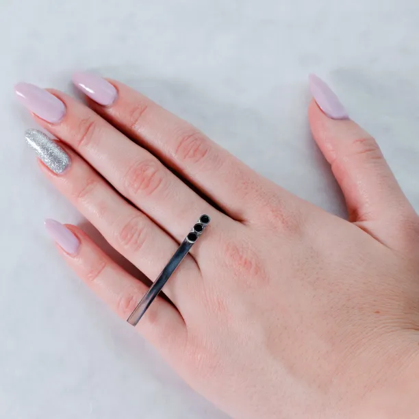 Originální zlatý prsten s černými smaltovými puntíky OTNES Image