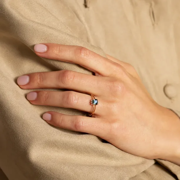 Gold ring with teal sapphire and diamonds ESMÉ Image