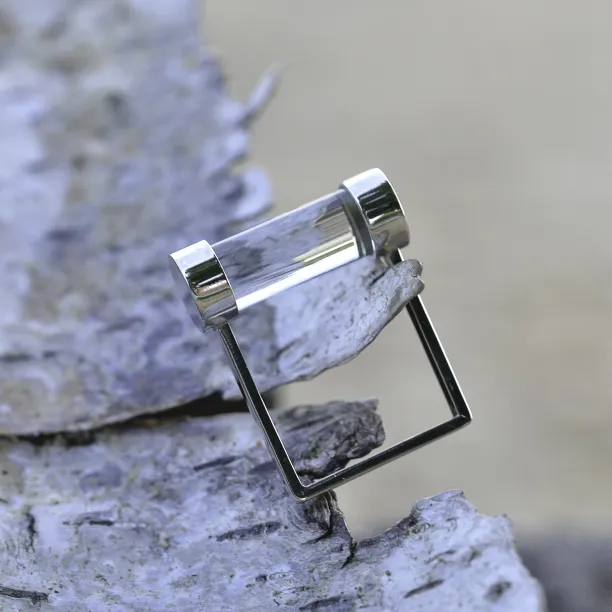 Exkluzivní stříbrný prsten ve tvaru pojistky se světlým skalním křišťálem Image