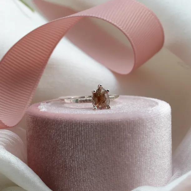 Zlatý prsten se salt and pepper diamantem ROXANE Image