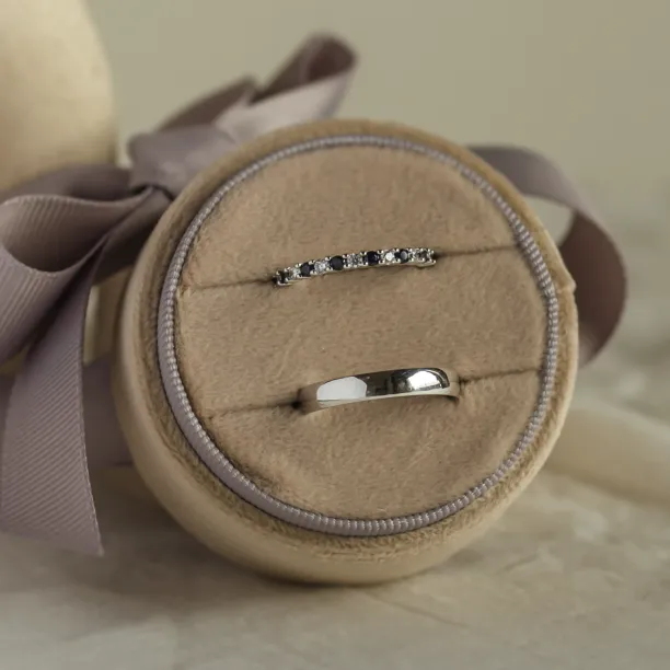 Zlaté snubní drahokamové prsteny STIKI Image