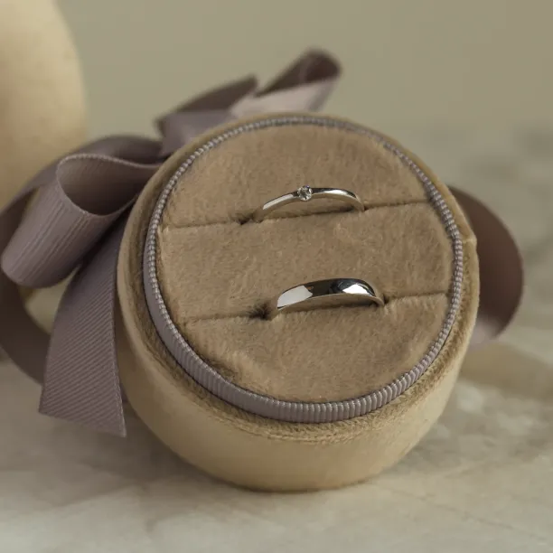 Jednoduché zlaté snubní prsteny s diamantem TAUPE Image