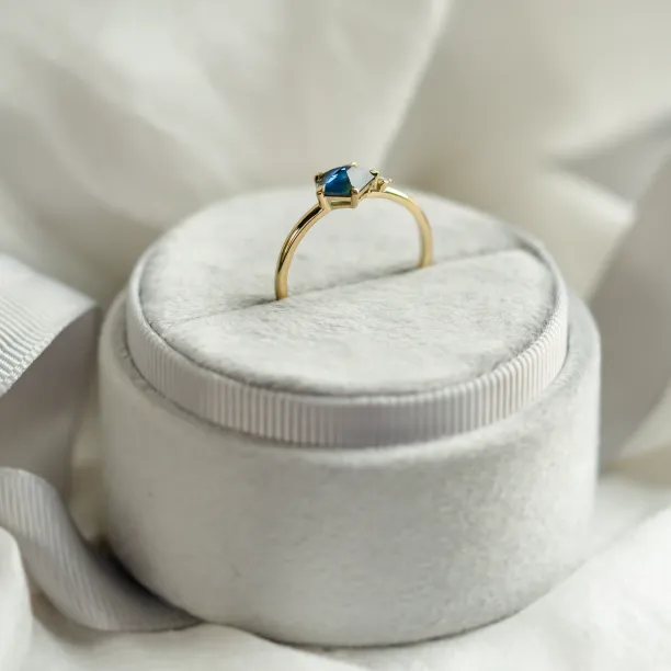 Gold ring with asymmetric sapphire SIGNIFICA Image