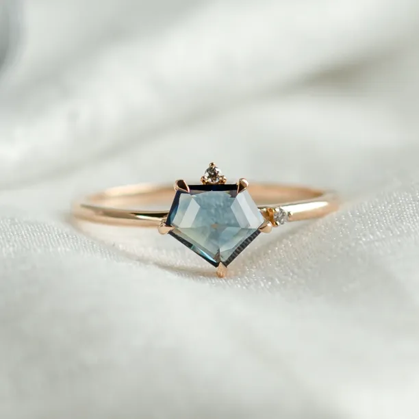 Gold ring with asymmetric sapphire SIGNIFICA Image