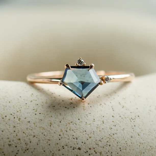 Gold ring with asymmetric sapphire SIGNIFICA Image