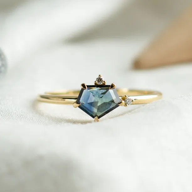 Gold ring with asymmetric sapphire SIGNIFICA Image
