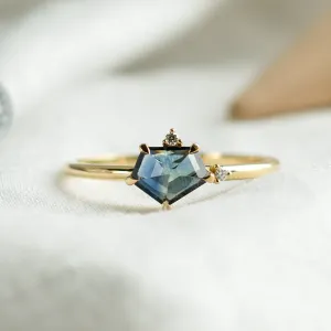 Gold ring with asymmetric sapphire SIGNIFICA