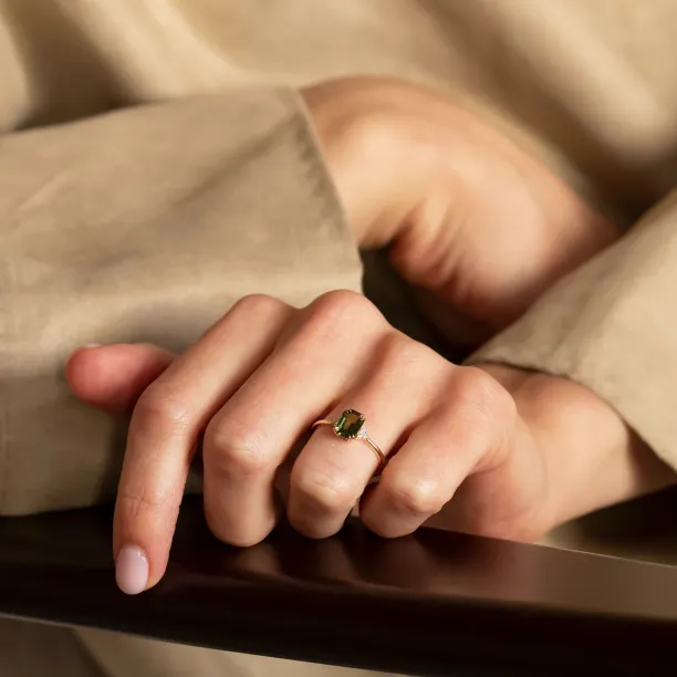 Gold ring with emerald sapphire and diamonds REZI Image