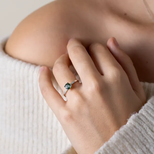 Zlatý zásnubní prsten se zeleným safírem a diamanty SERENYA Image