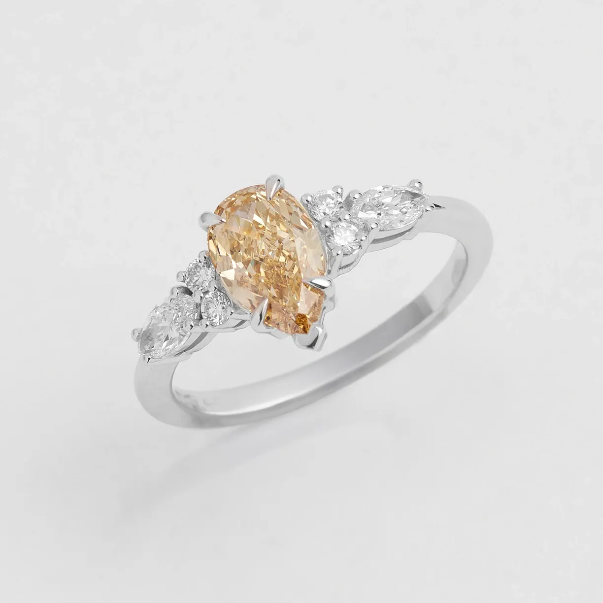 Zásnubní_prsten_s_lab_grown_diamanty