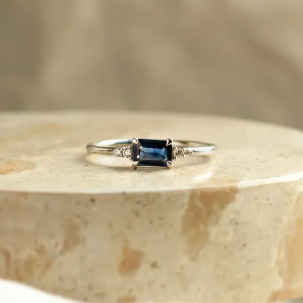 Moderní prsten s emerald safírem a diamanty EUDE Image