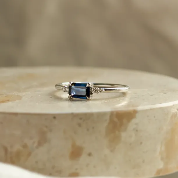 Moderní prsten s emerald safírem a diamanty EUDE Image