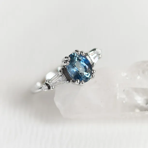 Zlatý prsten s modrozeleným oválným safírem DIANA Image