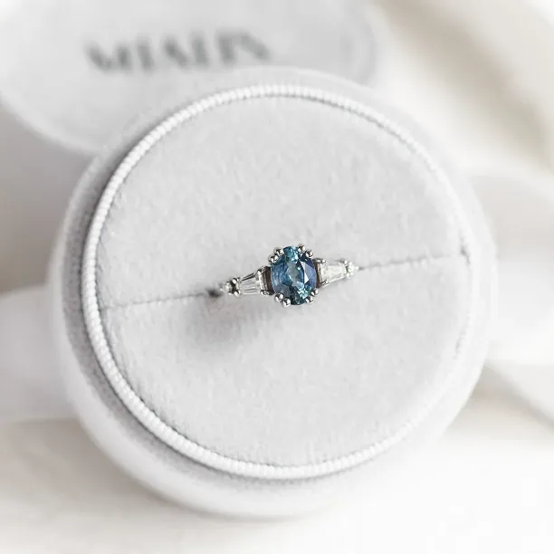 Zlatý prsten s modrozeleným oválným safírem DIANA Image