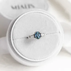 Zlatý prsten s modrozeleným oválným safírem DIANA Thumbnail