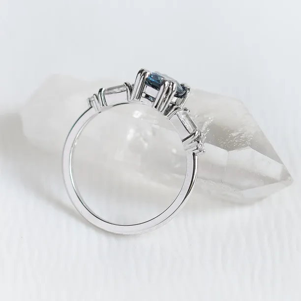 Zlatý prsten s modrozeleným oválným safírem DIANA Image