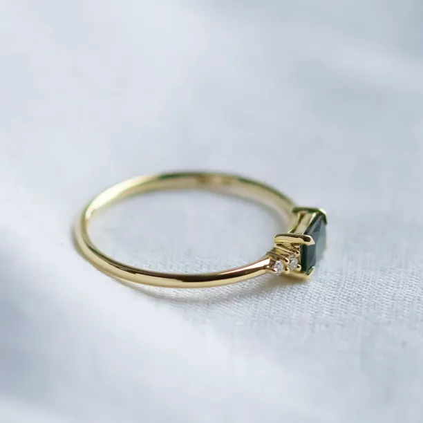 Moderní prsten s emerald safírem a diamanty EUDE Image