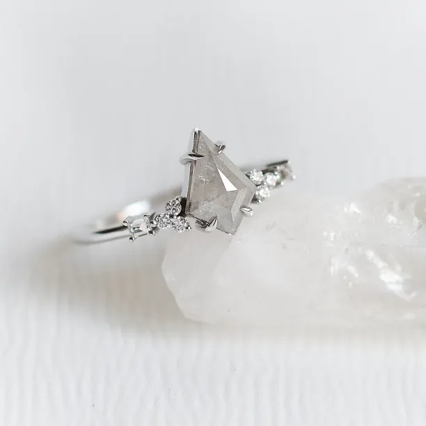 Netradiční zásnubní prsten s diamanty ARNALDO Image