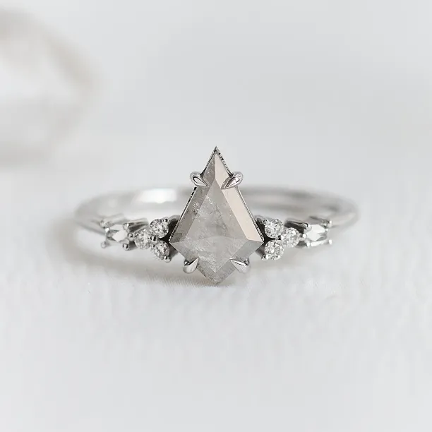 Netradiční zásnubní prsten s diamanty ARNALDO Image