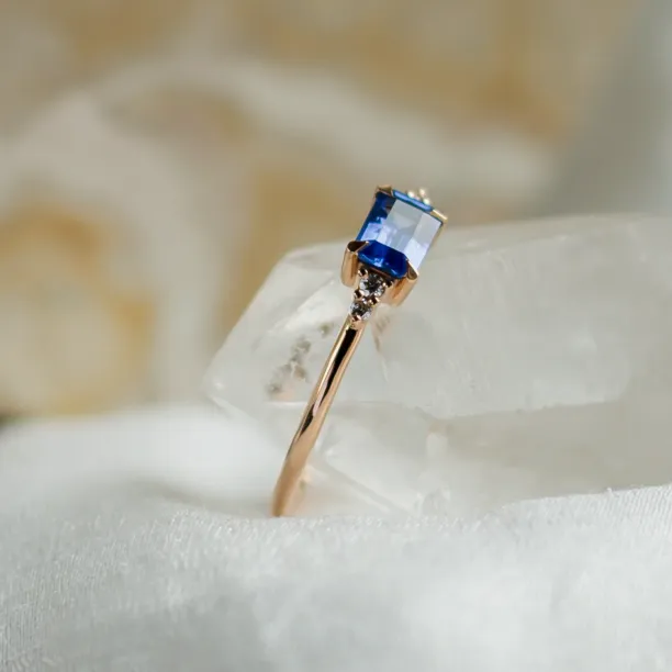 Moderní prsten s emerald safírem a diamanty EUDE Image