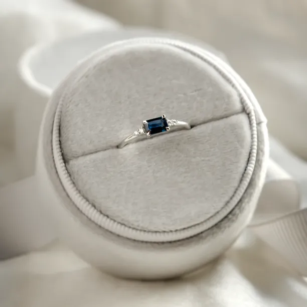 Moderní prsten s emerald safírem a diamanty EUDE Image