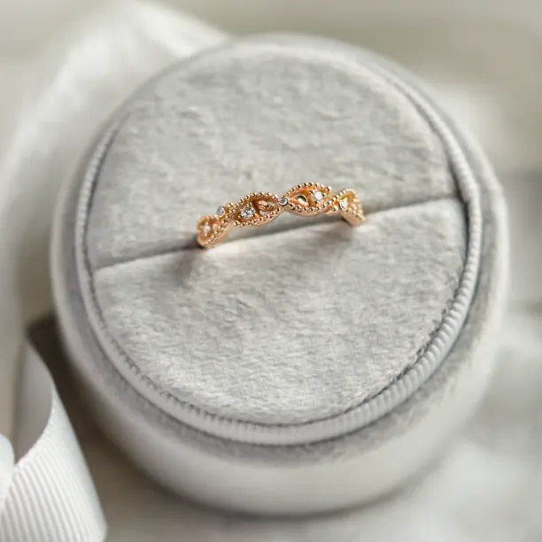 Proplétaný zlatý prsten s diamanty ve vintage stylu BRAID Image