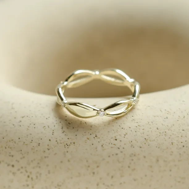 Gold diamond twisted ring ROMANCE Image