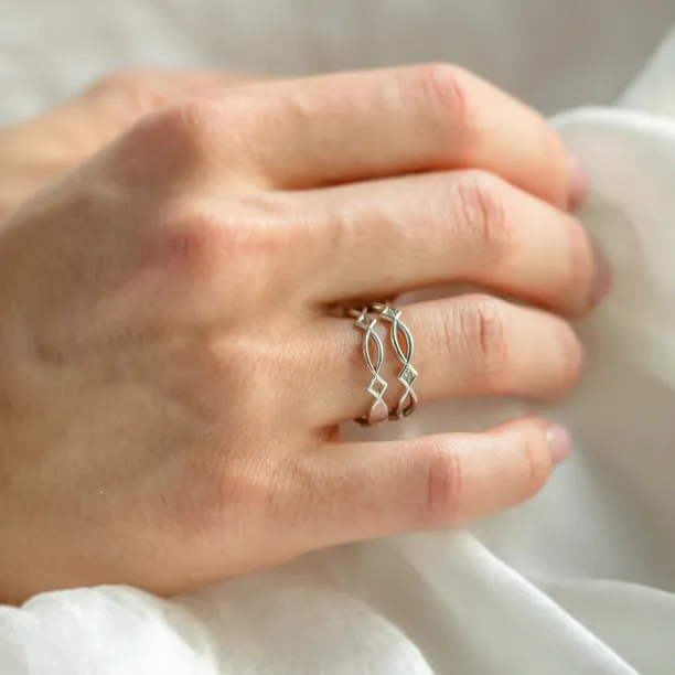 Netradiční snubní prsten s propletením TARANIS Image