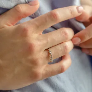 Netradiční snubní prsten s propletením TARANIS Thumbnail