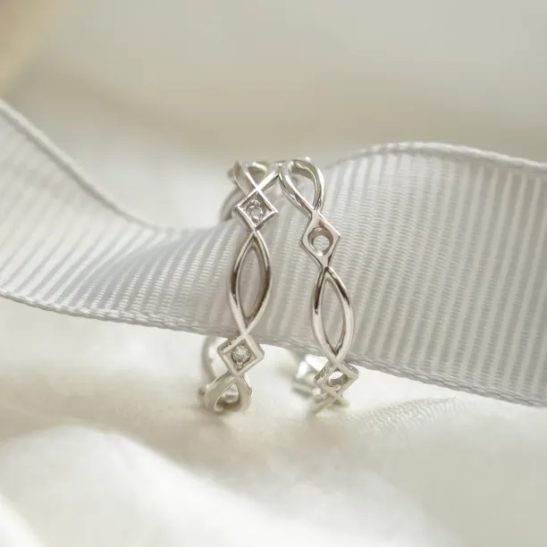 Netradiční snubní prsten s propletením TARANIS Image