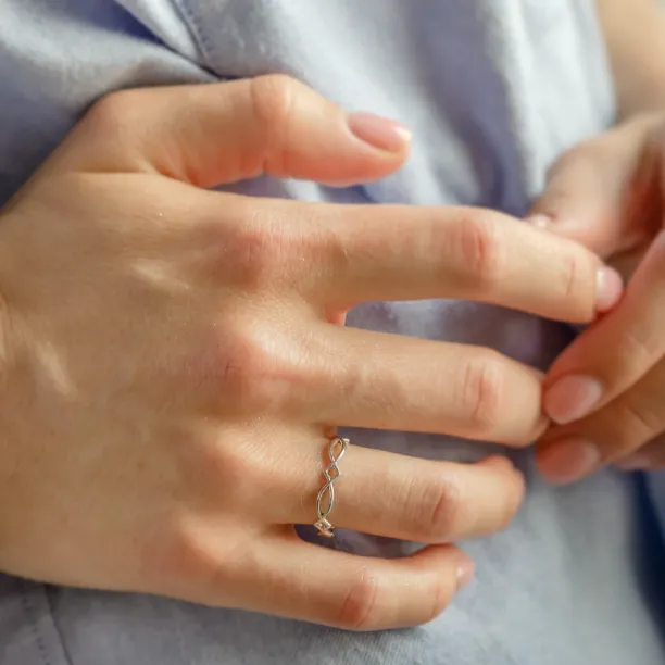 Netradiční snubní prsten s propletením TARANIS Image