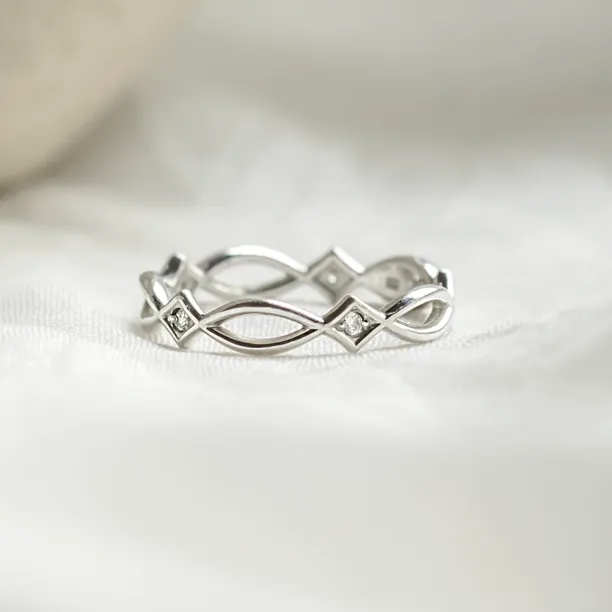 Netradiční snubní prsten s propletením TARANIS Image