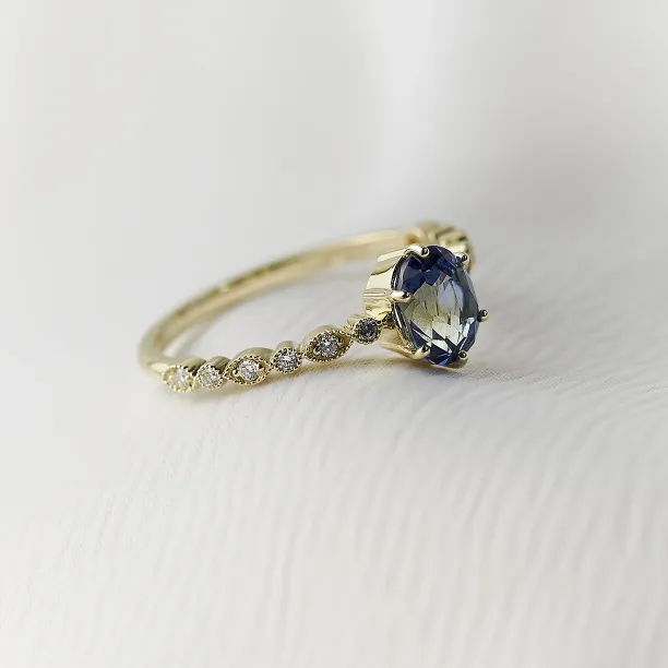 Zásnubní vintage prsten se zeleným safírem a diamanty MADDIE Image