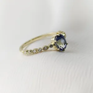 Zásnubní vintage prsten se zeleným safírem a diamanty MADDIE Thumbnail