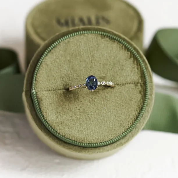 Zásnubní vintage prsten se zeleným safírem a diamanty MADDIE Image