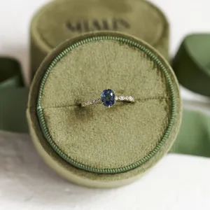 Zásnubní vintage prsten se zeleným safírem a diamanty MADDIE Thumbnail