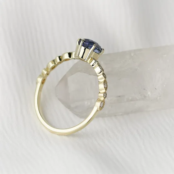 Zásnubní vintage prsten se zeleným safírem a diamanty MADDIE Image