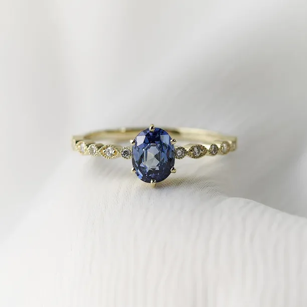 Zásnubní vintage prsten se zeleným safírem a diamanty MADDIE Image