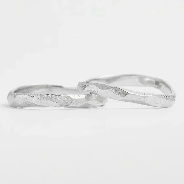 Minimalistické snubní prsteny s tepaným povrchem GOLI Image