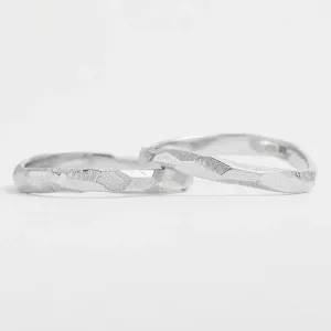 Minimalistické snubní prsteny s tepaným povrchem GOLI Thumbnail