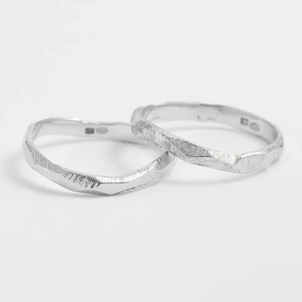 Minimalistické snubní prsteny s tepaným povrchem GOLI Image