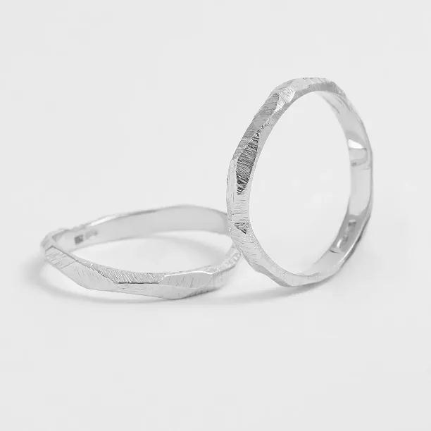 Minimalistické snubní prsteny s tepaným povrchem GOLI Image