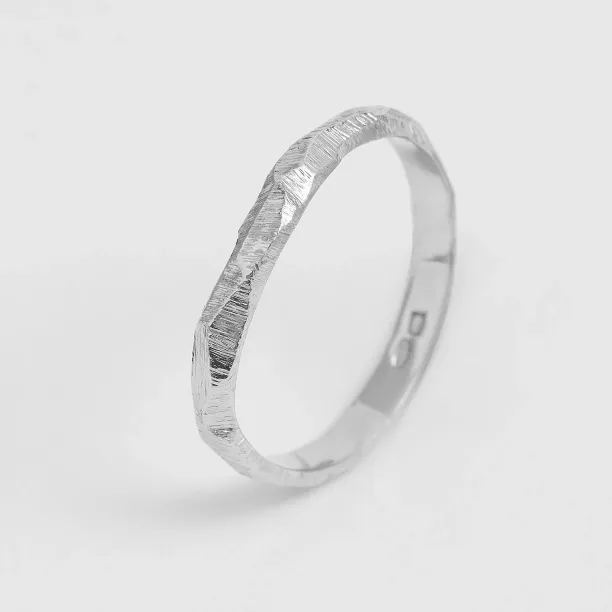 Minimalistické snubní prsteny s tepaným povrchem GOLI Image