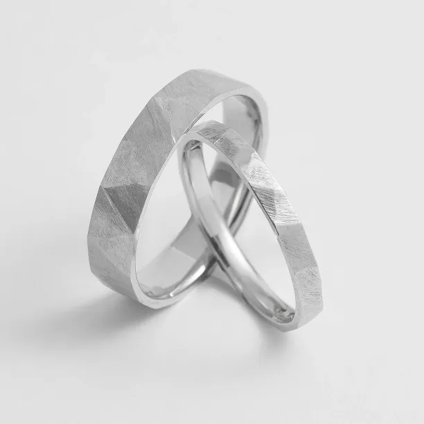 Zlaté snubní prsteny s tepaným povrchem BOMM Image