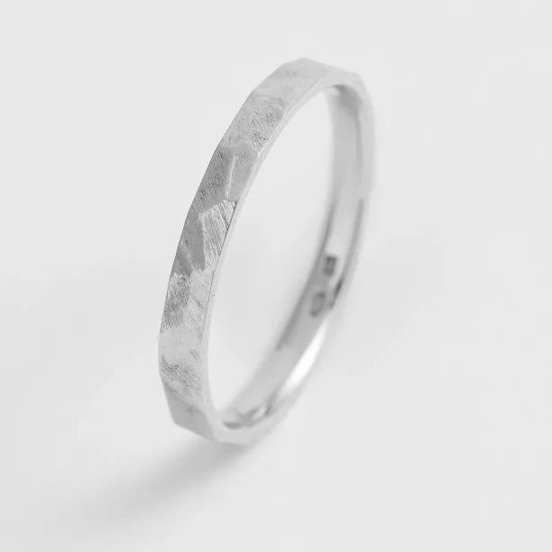 Zlaté snubní prsteny s tepaným povrchem BOMM Image