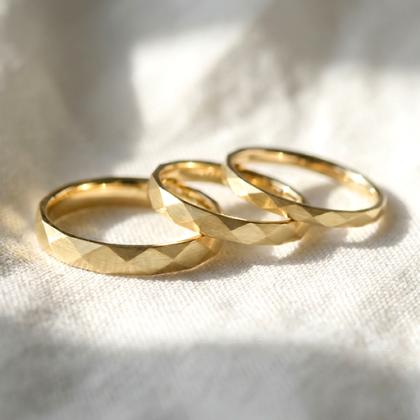 Thin or wide wedding bands? A small but significant detail