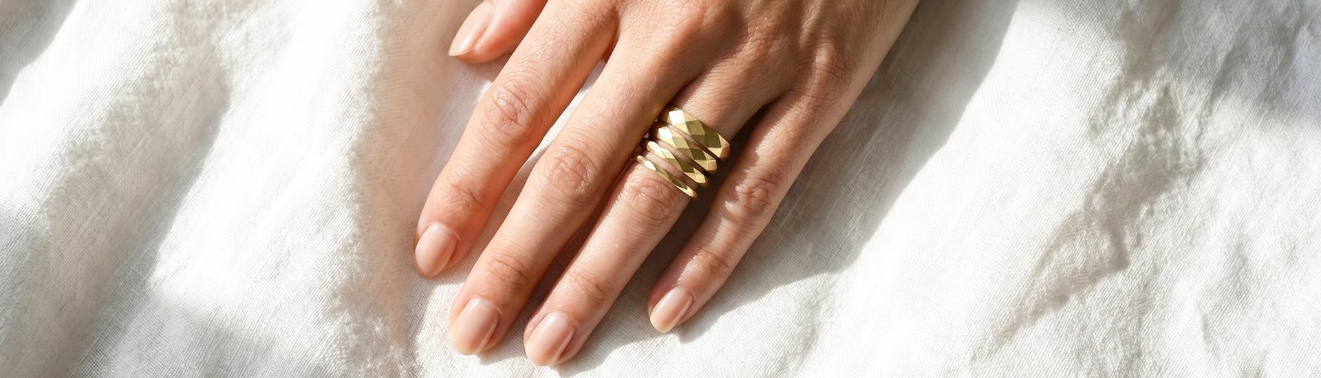 Thin or wide wedding bands? A small but significant detail